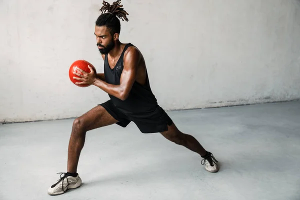 非洲运动运动员在室内用药物球锻炼的图像 — 图库照片
