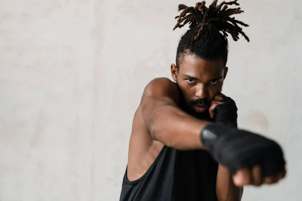 Imagen Atlético Afroamericano Deportista Boxeo Mientras Entrena Interiores — Foto de Stock