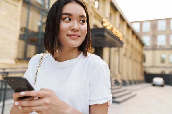 Foto Positiv Ung Asiatisk Kvinna Gatan Utomhus När Använder Mobiltelefon — Stockfoto