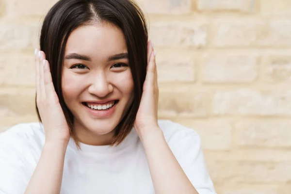 Foto Van Een Positieve Glimlachende Jonge Aziatische Vrouw Poseren Muur — Stockfoto