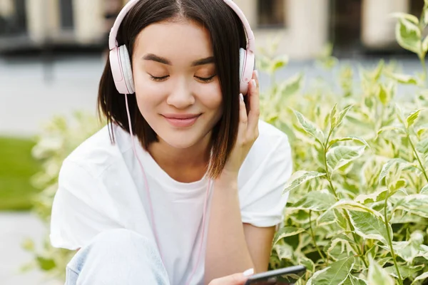 Kulaklıkla Müzik Dinleyen Asyalı Genç Bir Kadının Görüntüsü — Stok fotoğraf