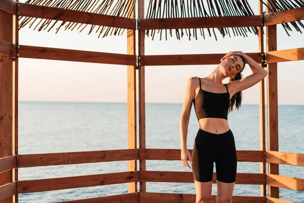 Imagem Jovem Menina Bonita Sportswear Fazendo Exercício Ioga Bungalow Amanhecer — Fotografia de Stock