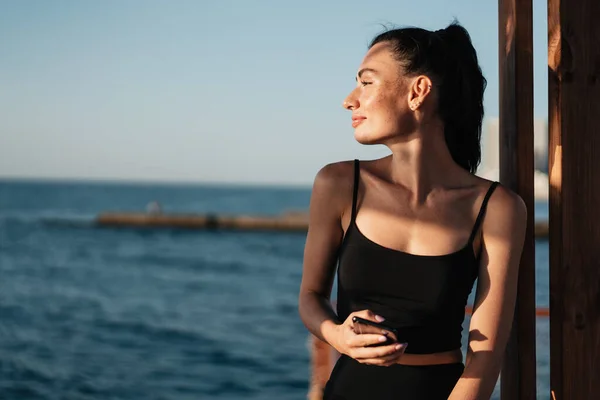 Bild Von Jungen Fröhlichen Mädchen Die Strand Lächeln Und Ihr — Stockfoto