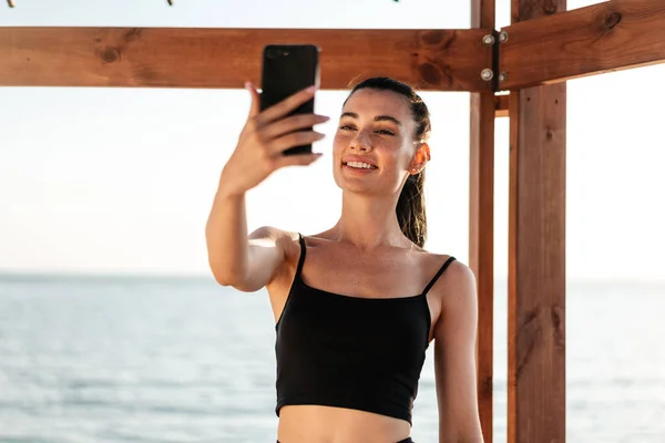 Kép Gyönyörű Fiatal Csinos Fitness Szabadban Strandon Mobiltelefon — Stock Fotó