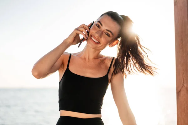 Image Cheery Young Pretty Fitness Woman Outdoors Beach Talking Mobile — Stock Photo, Image