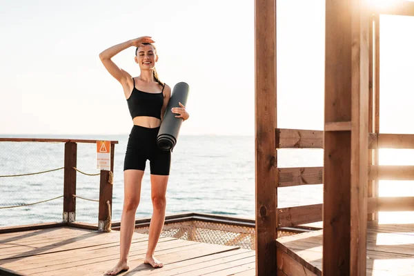 Foto Incrível Positivo Jovem Bela Mulher Fitness Livre Praia Segurando — Fotografia de Stock