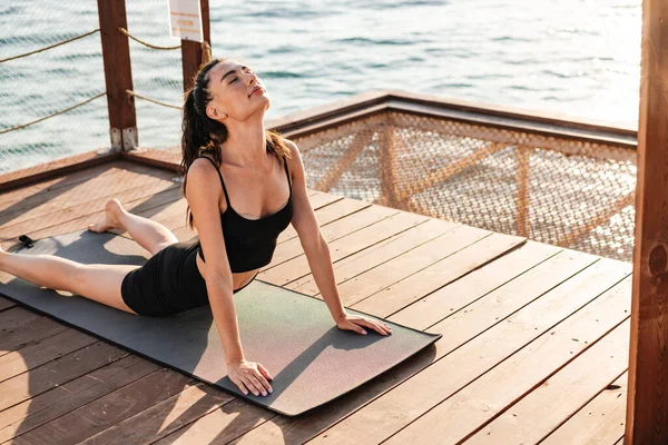 Foto Ganska Koncentrerad Ung Vacker Fitness Kvinna Utomhus Stranden Gör — Stockfoto