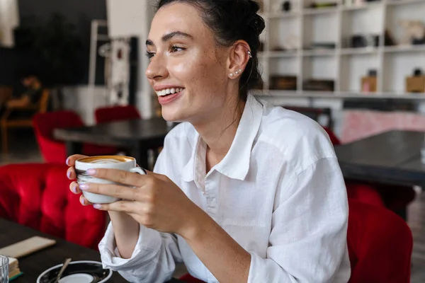 Egy Fiatal Gyönyörű Boldog Képe Aki Kávézóban Kávét Iszik — Stock Fotó