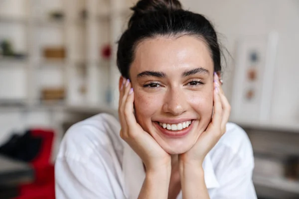 Imagen Una Joven Hermosa Mujer Positiva Sentada Interior Cafetería Mirando —  Fotos de Stock