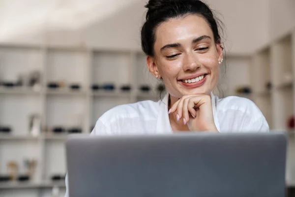 Imagem Uma Jovem Bonita Feliz Mulher Satisfeita Sentada Dentro Casa — Fotografia de Stock