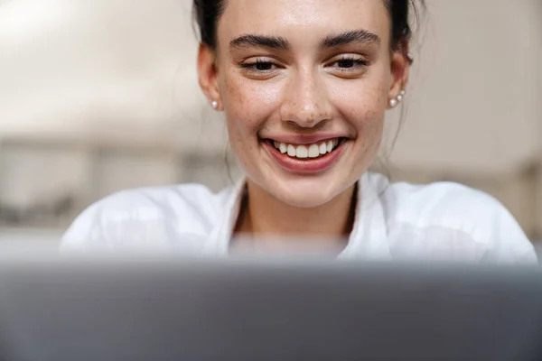 图片中 一位年轻漂亮 快乐的女士坐在室内的咖啡厅里 用笔记本电脑 — 图库照片
