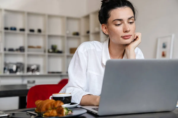 Bela Confiante Sério Jovem Mulher Trabalhando Laptop Café Dentro Casa — Fotografia de Stock
