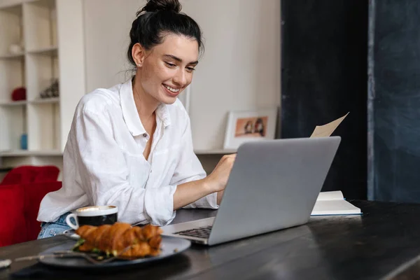 Sorrindo Jovem Mulher Estudando Computador Portátil Enquanto Sentado Café Dentro — Fotografia de Stock
