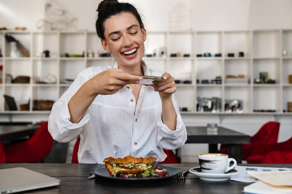 Atractiva Joven Feliz Tomando Fotos Delicioso Desayuno Con Cruasanes Con — Foto de Stock