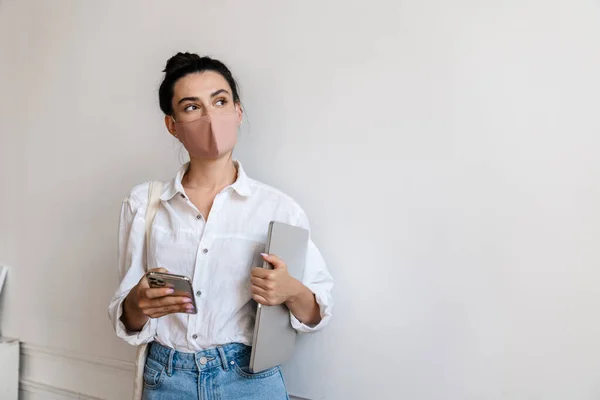 Jolie Jeune Femme Portant Masque Médical Debout Dans Café Intérieur — Photo