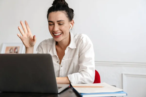 Happy Young Woman Video Call Laptop Computer While Sitting Table — Stock Photo, Image