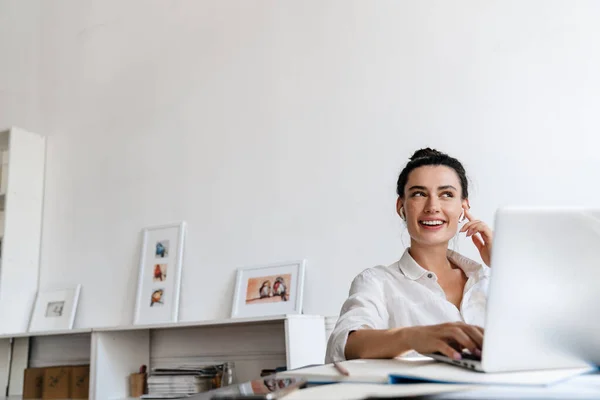 Lykkelig Ung Kvinne Videosamtale Gjennom Bærbar Datamaskin Mens Hun Sitter – stockfoto