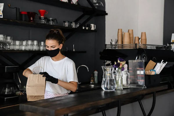 Femme Barista Portant Masque Médical Faisant Ordre Emporter Comptoir Café — Photo