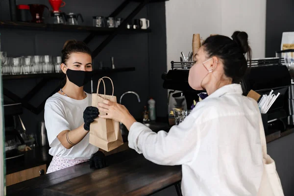 Femme Barista Portant Masque Médical Donnant Ordre Emporter Comptoir Café — Photo