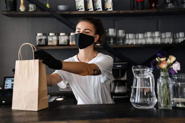 Femme Barman Portant Masque Médical Faisant Ordre Emporter Comptoir Café — Photo