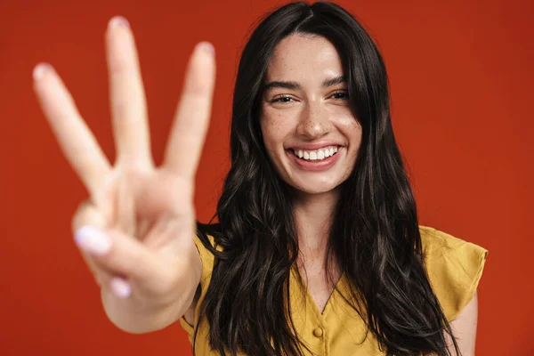 Imagen Mujer Caucásica Sonriente Mostrando Tres Dedos Cámara Aislada Sobre —  Fotos de Stock