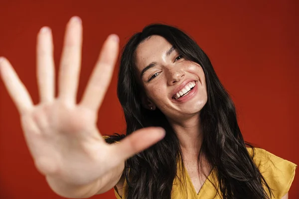 Imagen Mujer Caucásica Sonriente Mostrando Cinco Dedos Cámara Aislada Sobre —  Fotos de Stock