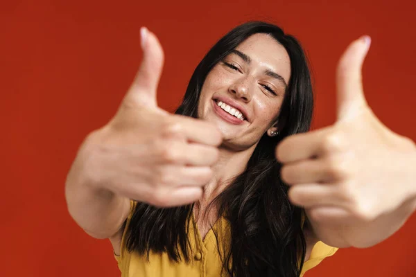 Image Caucasian Smiling Woman Showing Thumbs Camera Isolated Red Background — Stock Photo, Image