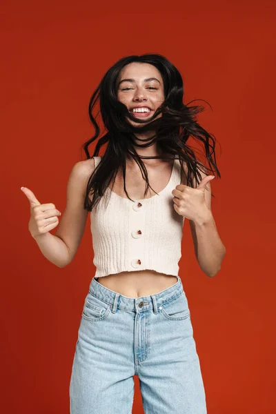 Imagen Mujer Caucásica Sonriente Mostrando Pulgares Hacia Arriba Cámara Aislada —  Fotos de Stock