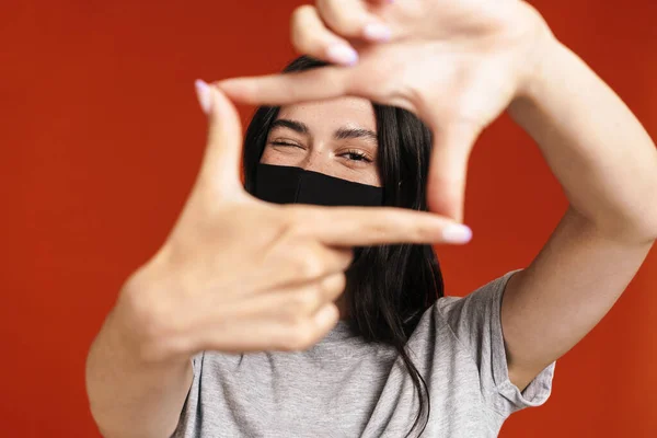 Imagem Mulher Alegre Máscara Facial Fazendo Foto Quadro Gesto Piscando — Fotografia de Stock