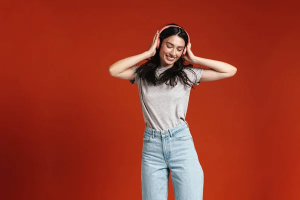 Εικόνα Της Νεαρής Ευτυχισμένης Γυναίκας Χαμογελώντας Και Χρησιμοποιώντας Ακουστικά Απομονωμένα — Φωτογραφία Αρχείου