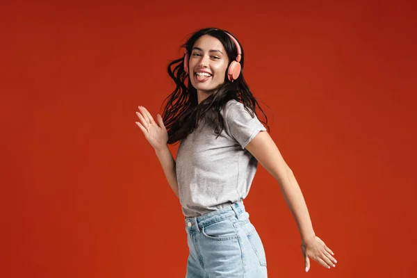 Imagen Una Joven Mujer Feliz Mostrando Lengua Usando Auriculares Aislados —  Fotos de Stock