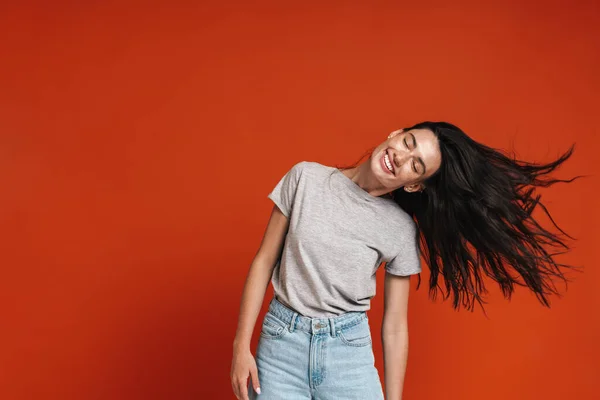 Imagen Una Hermosa Mujer Feliz Sonriendo Sacudiendo Cabello Aislado Sobre —  Fotos de Stock