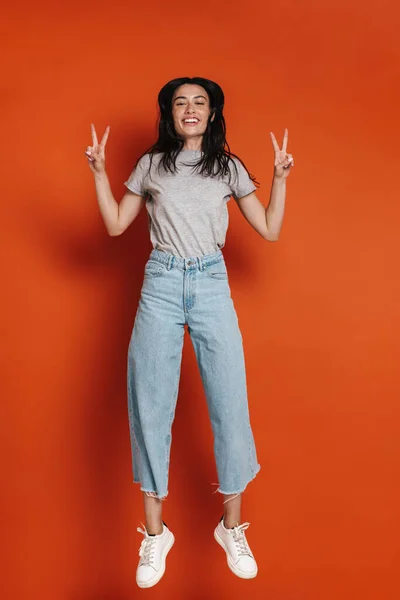 Imagen Una Joven Mujer Feliz Saltando Mostrando Signo Paz Aislado —  Fotos de Stock