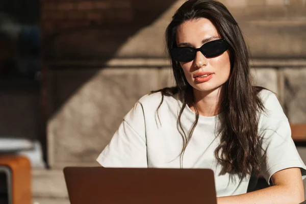 Dışarıdaki Kafede Dizüstü Bilgisayar Kullanan Ciddi Bir Genç Kadın Görüntüsü — Stok fotoğraf