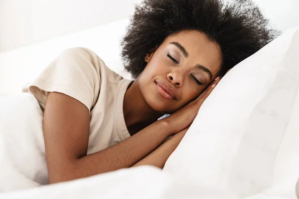 Улыбающаяся Красивая Молодая Африканская Женщина Спит Постели Глаза Закрыты — стоковое фото