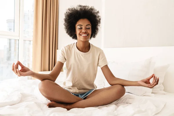 Attraktive Junge Afrikanerin Meditiert Lotusposition Auf Dem Bett — Stockfoto