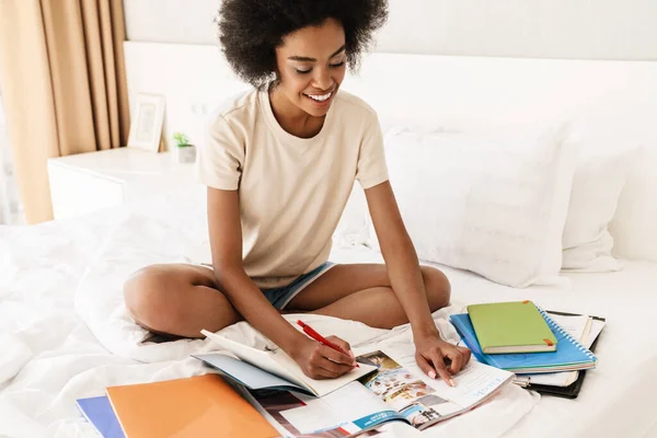 Leende Ung Afrikansk Flicka Studerar Medan Sitter Sängen Med Bärbar — Stockfoto