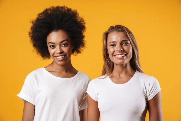 Image Une Heureuse Jeune Amie Multiraciale Posant Isolée Sur Fond — Photo