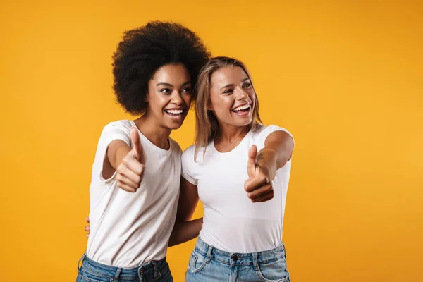 Imagem Uma Jovem Sorridente Meninas Multirraciais Amigos Posando Isolado Sobre — Fotografia de Stock