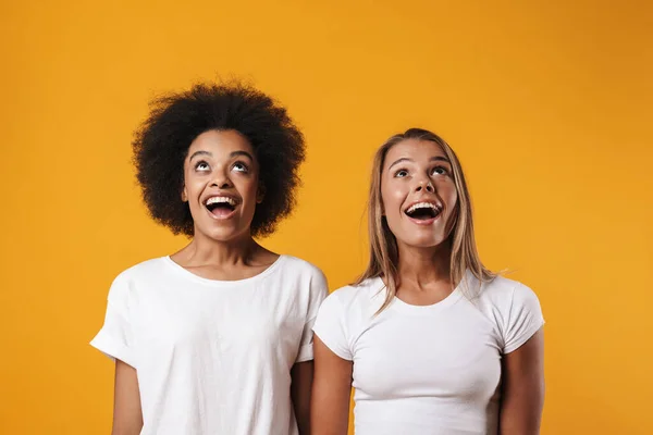 Imagen Mujeres Multinacionales Emocionadas Expresando Sorpresa Mirando Hacia Arriba Aisladas — Foto de Stock