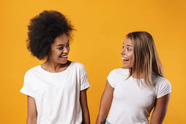 Heyecanlı Çokuluslu Kadınların Birbirine Baktığı Görüntüler Sarı Arka Planda Izole — Stok fotoğraf