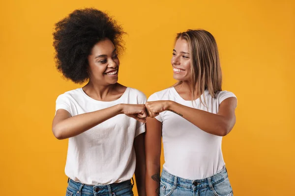 Heyecanlı Çokuluslu Kadınların Birbirlerine Baktıkları Sarı Arkaplanda Yumruk Tokuşturdukları Görüntü — Stok fotoğraf