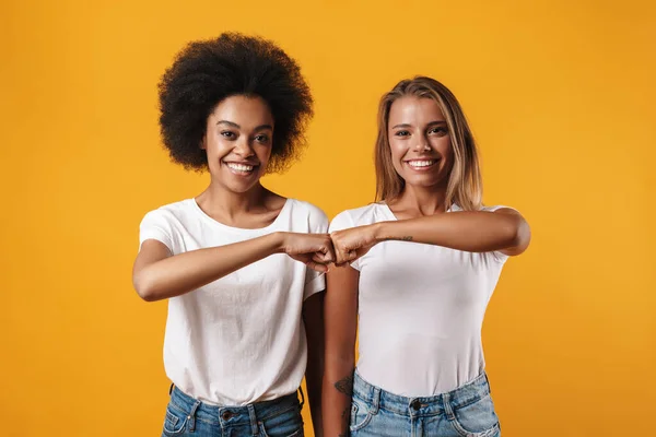 Immagine Donne Multinazionali Sorridenti Che Guardano Fotocamera Pugno Che Urtano — Foto Stock