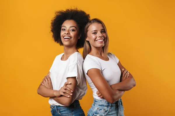 Зображення Позитивних Веселих Молодих Багаторасових Дівчат Друзів Позують Ізольовані Жовтому — стокове фото