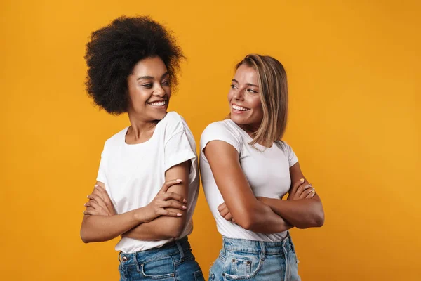 Imagem Jovens Felizes Meninas Multirraciais Amigos Posando Isolado Sobre Fundo — Fotografia de Stock