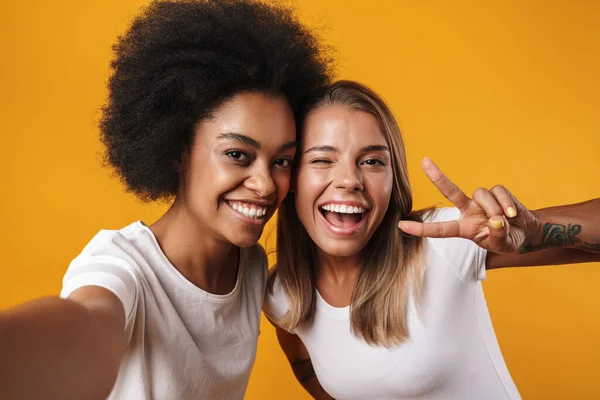 Bild Positiva Glada Unga Multiracial Flickor Vänner Tar Selfie Med — Stockfoto