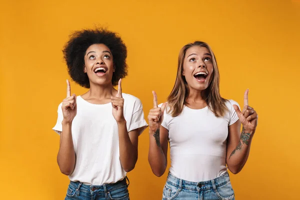 Imagem Surpreendido Alegre Jovens Multirraciais Meninas Amigos Apontando Isolado Sobre — Fotografia de Stock