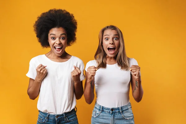 Kép Meglepett Izgatott Fiatal Multiraciális Lányok Barátok Hogy Győztes Gesztus — Stock Fotó