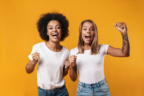 Immagine Sorpreso Eccitato Giovani Ragazze Multirazziali Amici Facendo Gesto Vincitore — Foto Stock