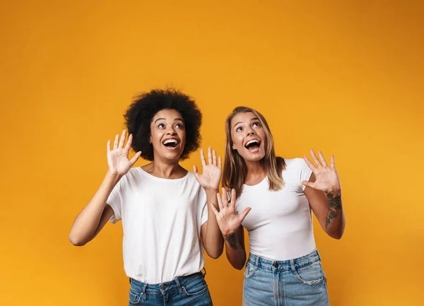 Imagen Felices Chicas Jóvenes Sorprendidas Multirraciales Amigos Mirando Hacia Arriba — Foto de Stock